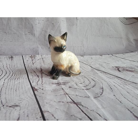Vintage Blue Eyed Winking Siamese Cat Figurine Ceramic - Picture 1 of 6